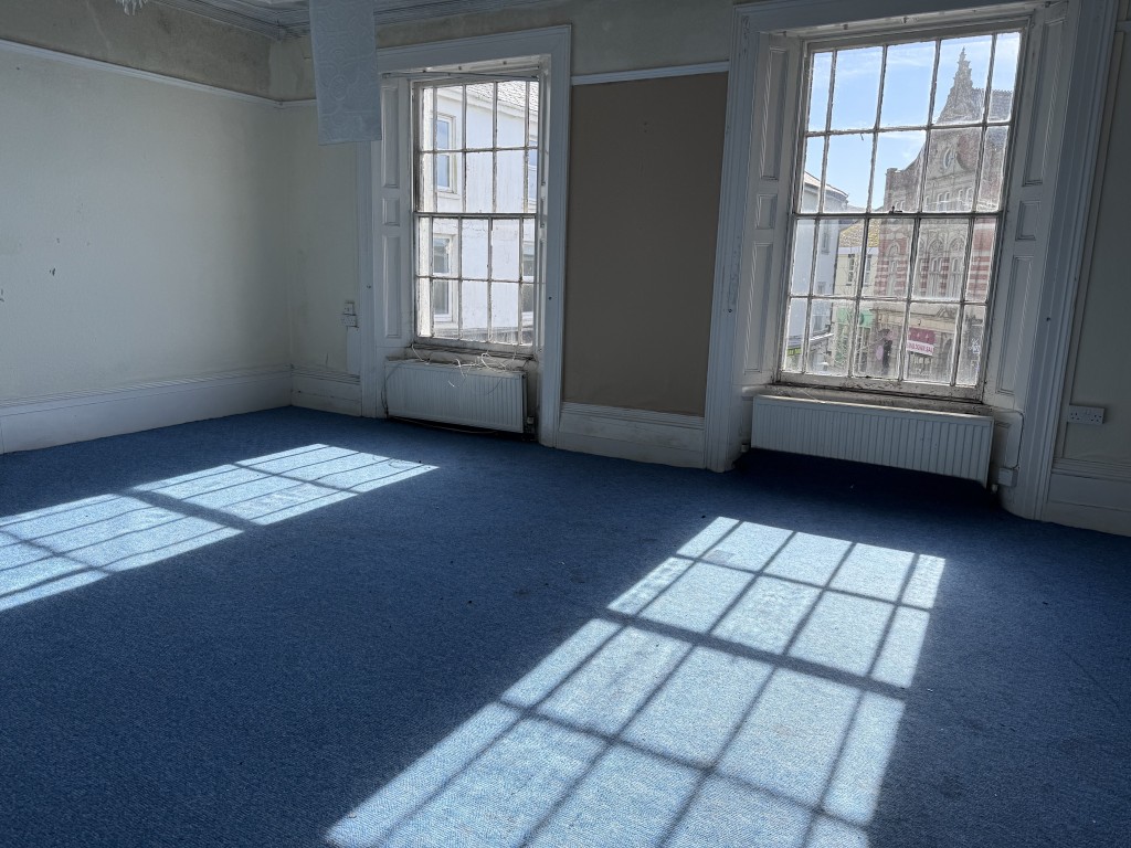 Lot: 9 - TOWN CENTRE BUILDING ARRANGED AS THIRTEEN FLATS IN NEED OF SIGNIFICANT IMPROVEMENT - First floor flat room